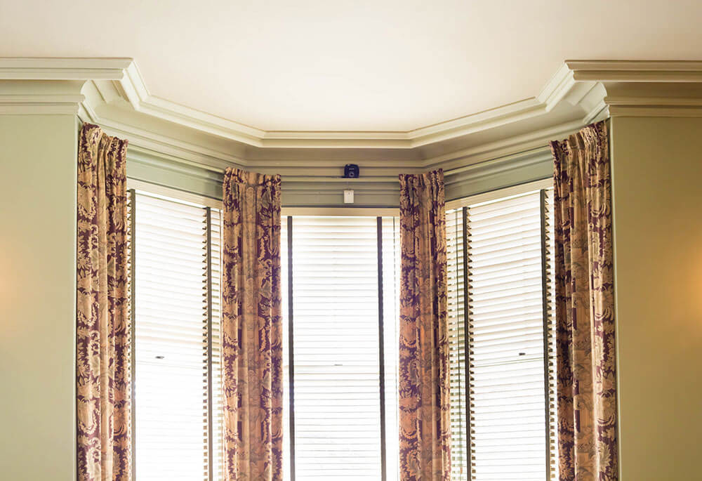 Curtains and Venetian blinds pairing