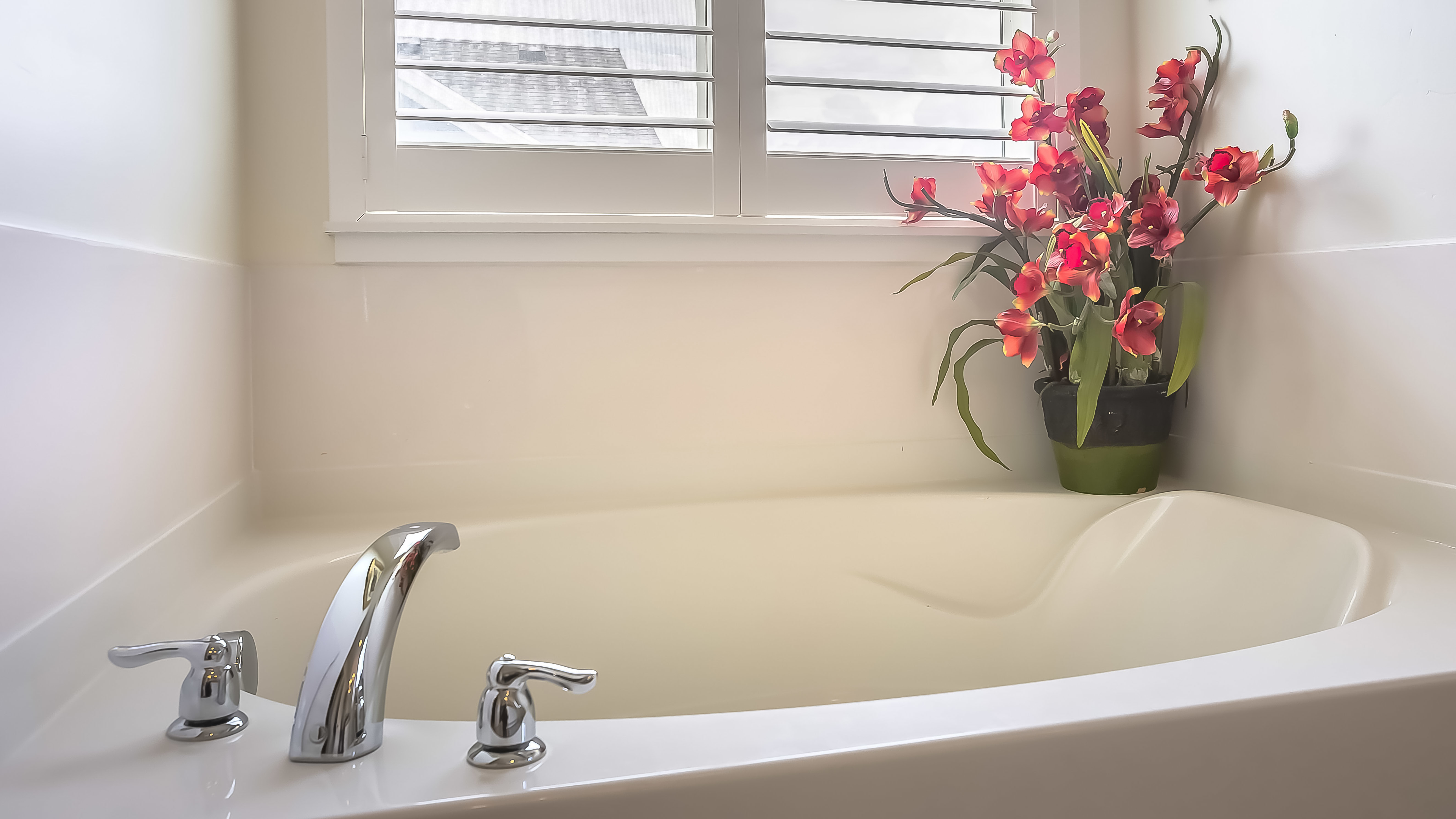 The Best Blinds for Bathrooms