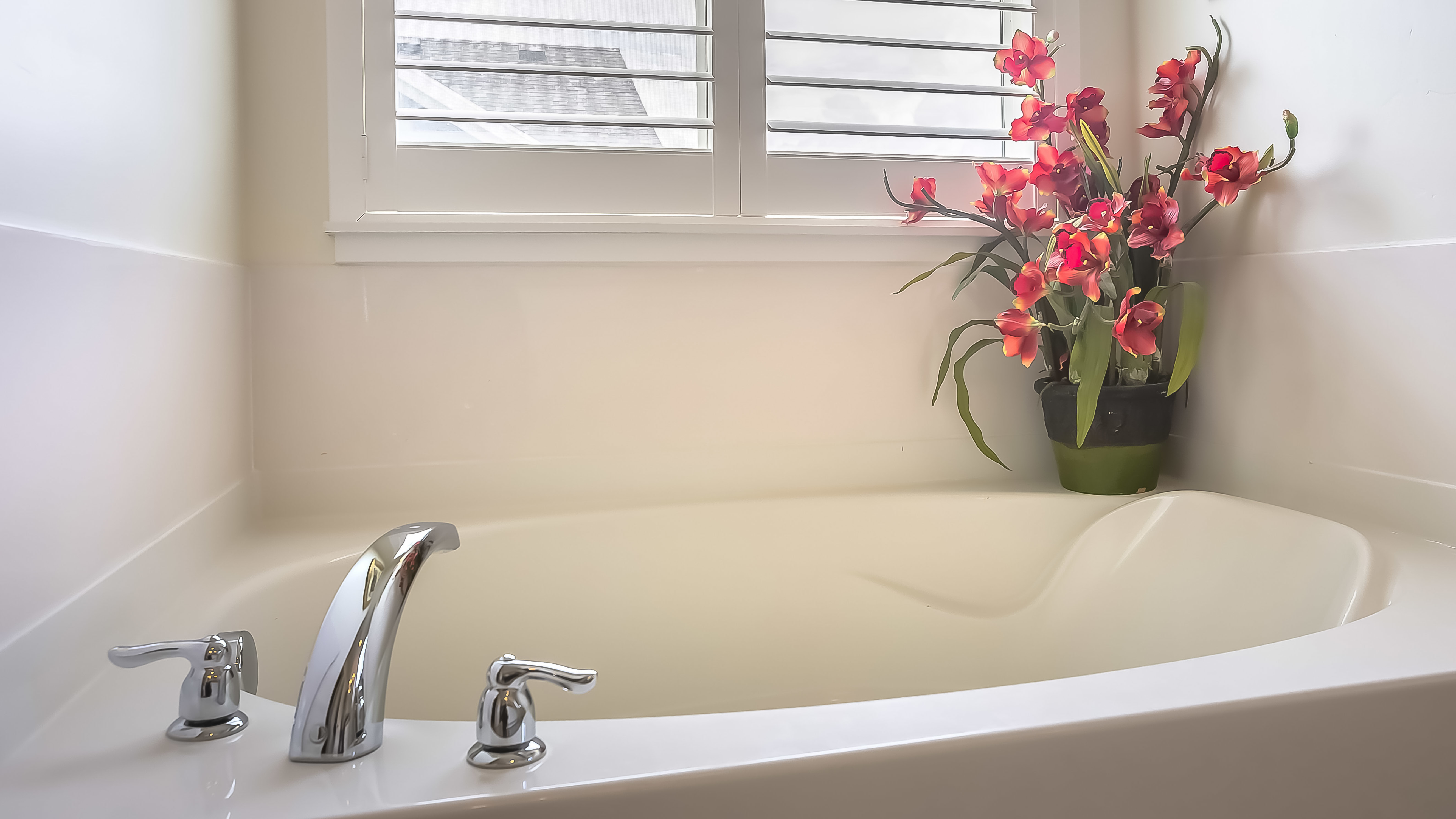 bathroom blinds with flowers in the corner of the room